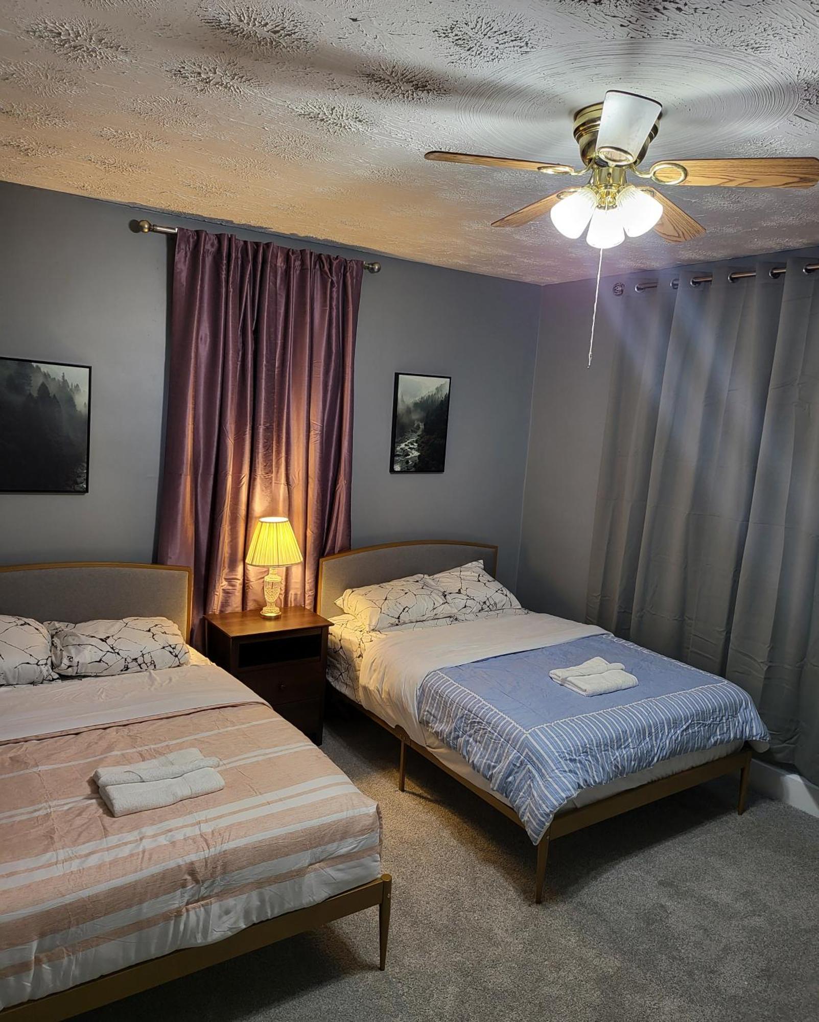 Guest Room With Two Double Beds In Columbus Oh, Airport Location Exteriör bild