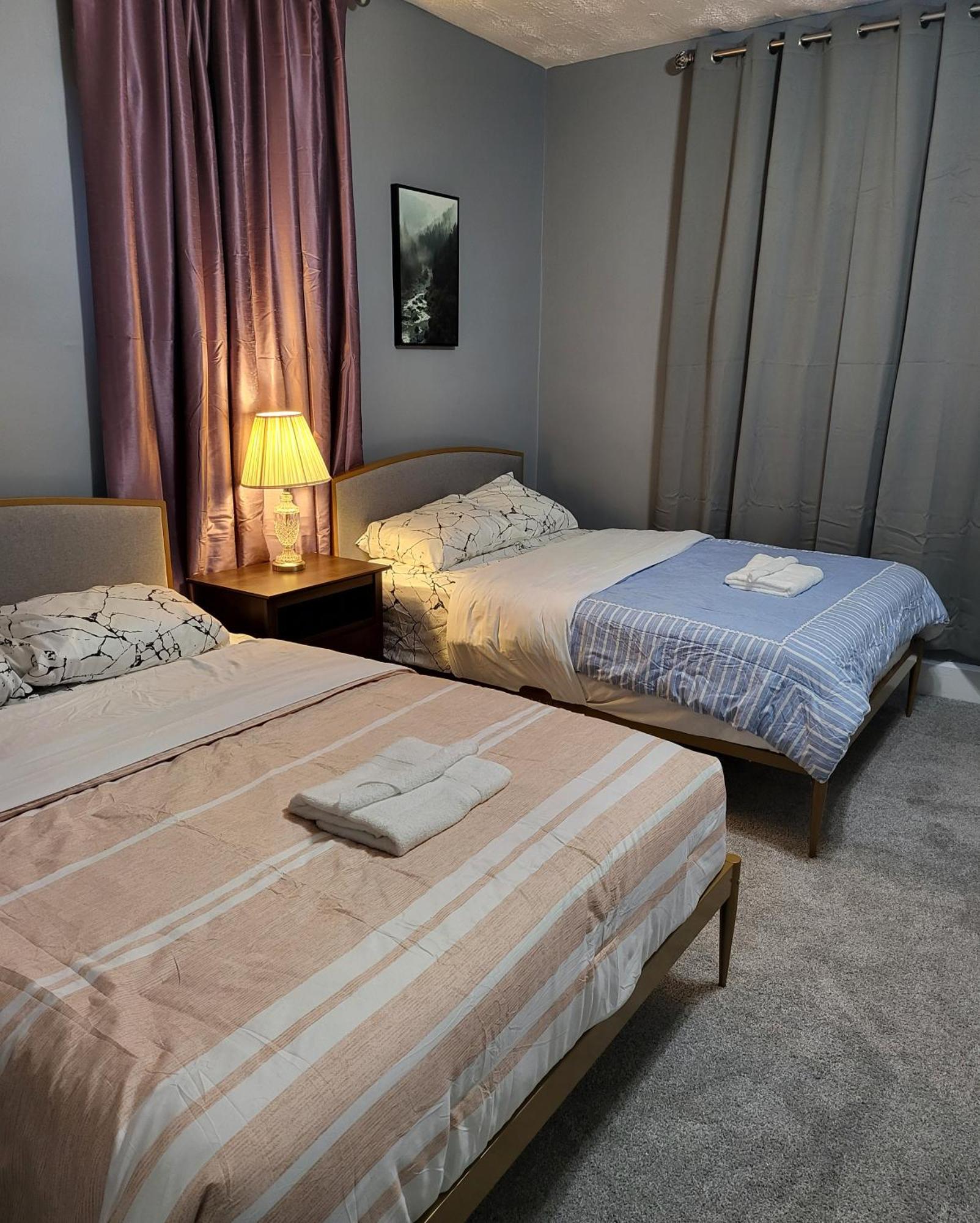 Guest Room With Two Double Beds In Columbus Oh, Airport Location Exteriör bild